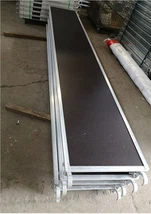 Piattaforma in alluminio con piano in compensato